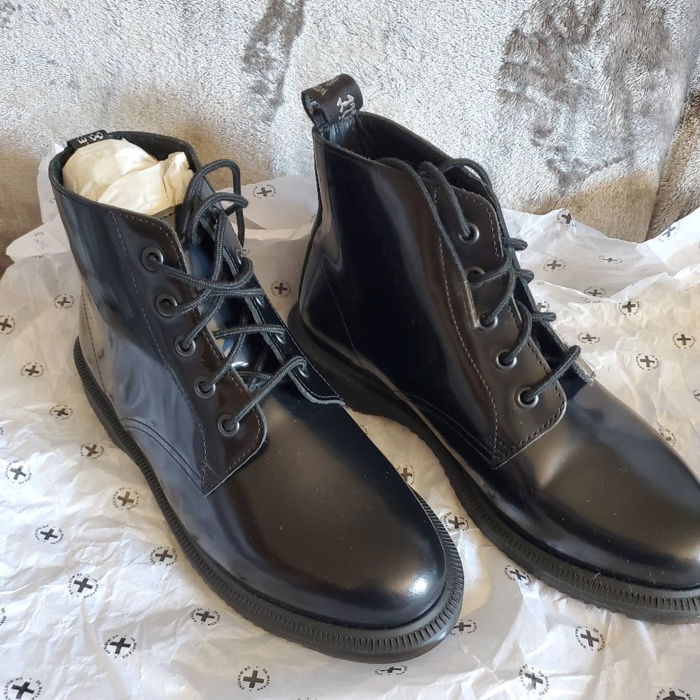 NWT Emmaline boot by Dr Martens - Size 7 US